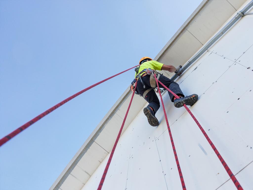 Fachada por trabajos verticales en Tomares